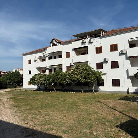Apartman Trusic Pirovac Bagian luar foto